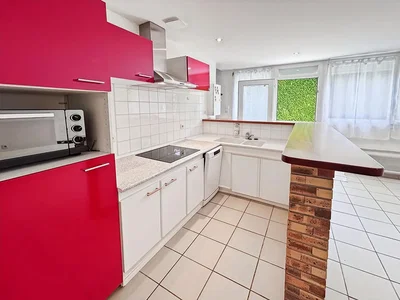 Cucina; elettrodomestici, pavimento in piastrelle, luce naturale