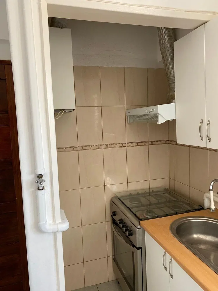 Kuchyně; kuchyňské spotřebiče, dlažba, nutná rekonstrukce