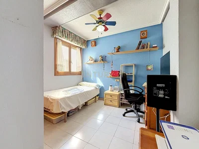 Ložnice; dlažba, přirozené světlo