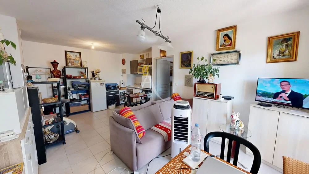 Soggiorno; luce naturale, pavimento in piastrelle, stile moderno, elettrodomestici
