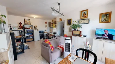 Soggiorno; luce naturale, pavimento in piastrelle, stile moderno, elettrodomestici