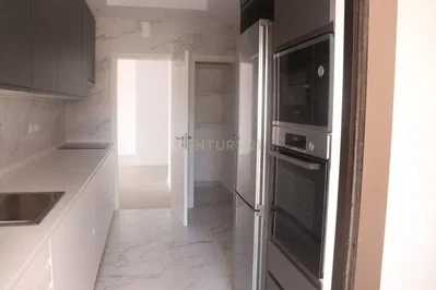 مطبخ; أجهزة المطبخ, أرضية من البلاط, ضوء طبيعي