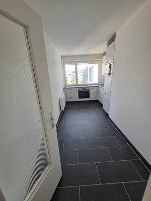 Kuchyně; dlažba, přirozené světlo, kuchyňské spotřebiče