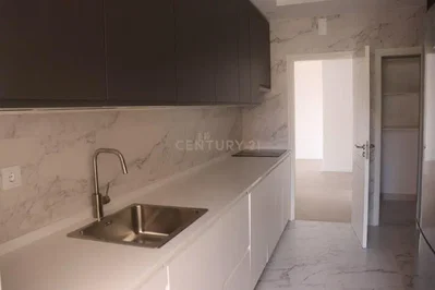 مطبخ; أجهزة المطبخ, مجدد, ضوء طبيعي, أرضية من البلاط