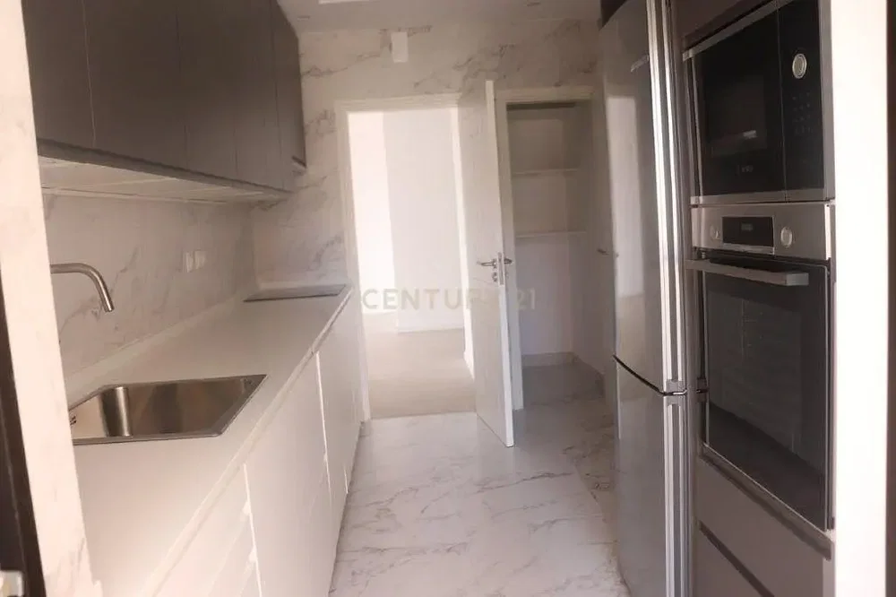 مطبخ; أجهزة المطبخ, أرضية من البلاط, ضوء طبيعي