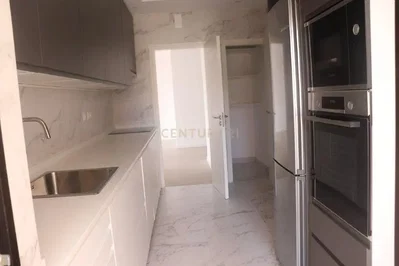 مطبخ; أجهزة المطبخ, أرضية من البلاط, ضوء طبيعي