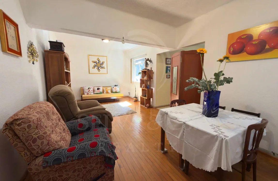 Salon; parquet, lumière naturelle, style rustique