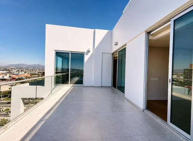 Balkon; dlažba, výhled, přirozené světlo