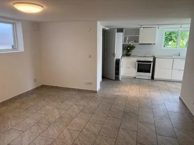 Wohnzimmer; fliesenboden, tageslicht, küchengeräte