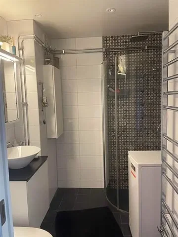 Bagno; pavimento in piastrelle, ristrutturato, luce naturale