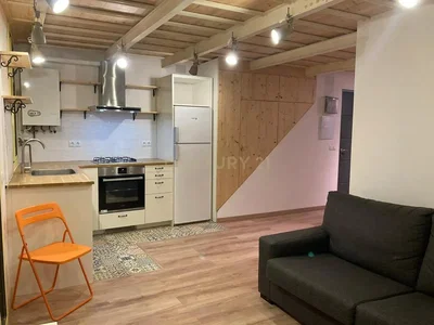 Cucina; elettrodomestici, pavimento in legno, luce naturale
