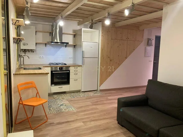 Cucina; elettrodomestici, pavimento in legno, luce naturale