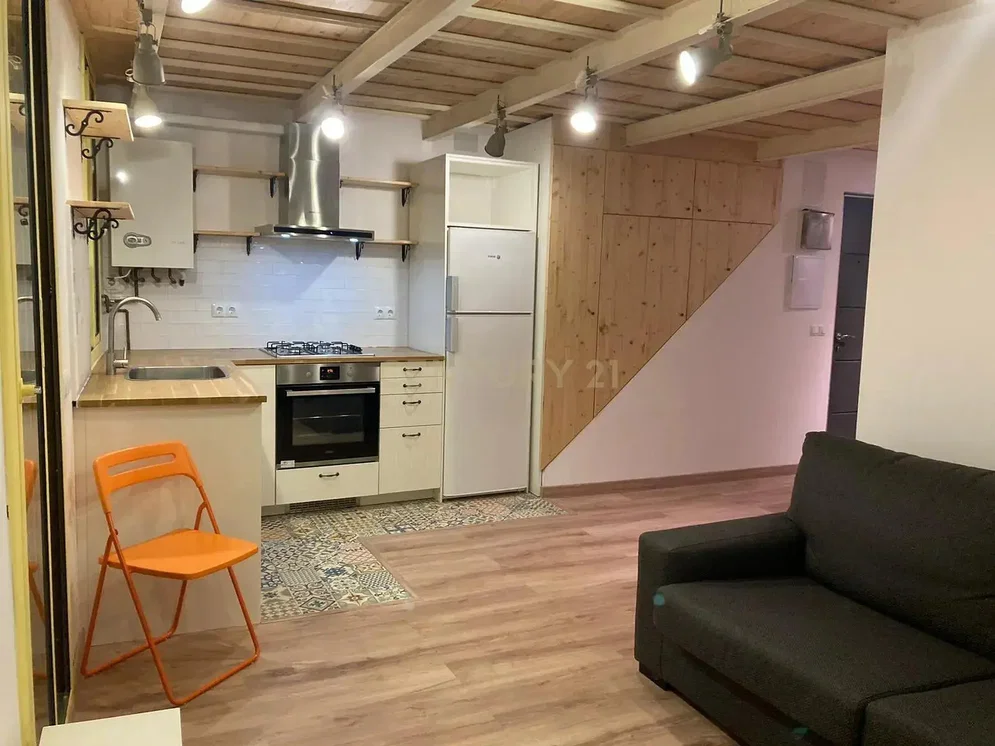 Cucina; elettrodomestici, pavimento in legno, luce naturale
