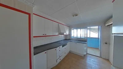 Cuisine; carrelage, lumière naturelle