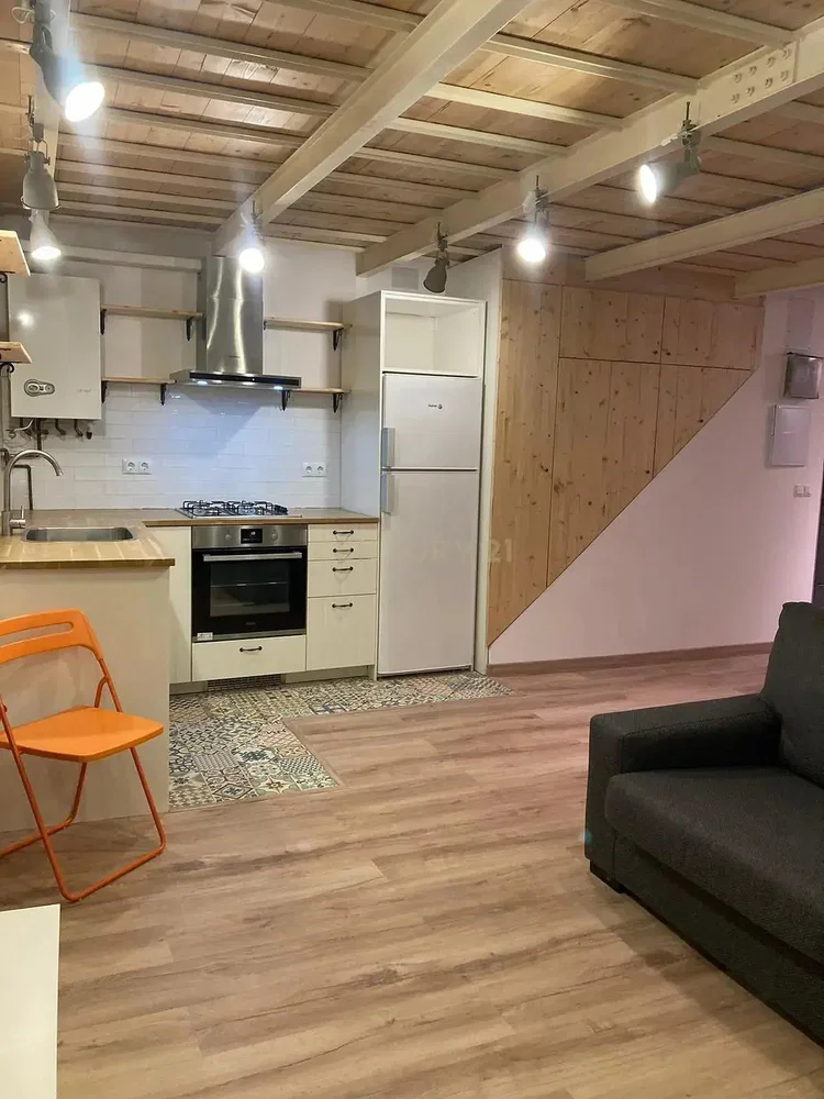 Cucina; elettrodomestici, travi in legno, pavimento in legno, luce naturale