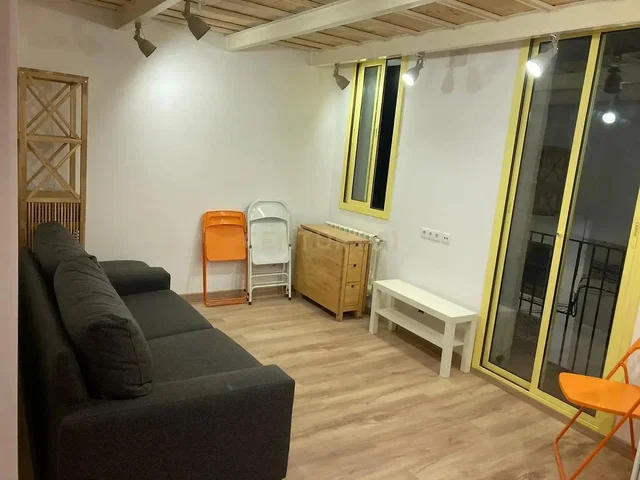 Soggiorno; pavimento in legno, luce naturale