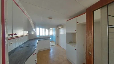 Cuisine; carrelage, nécessite rénovation