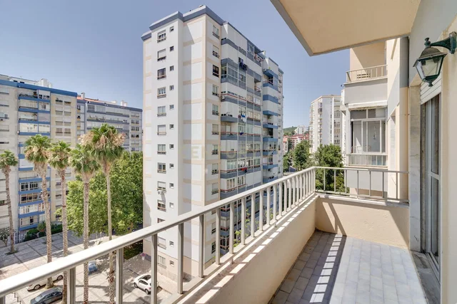 Balcon; vue, lumière naturelle, carrelage