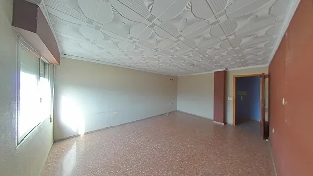 Autre; lumière naturelle, nécessite rénovation