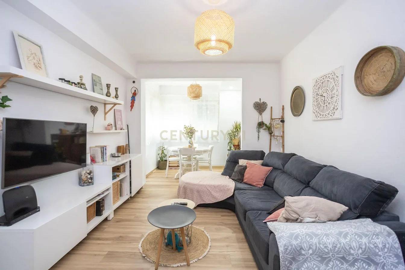 Living room; wood floor, natural light, modern style