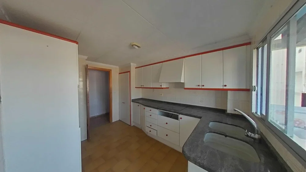 Cuisine; électroménager, carrelage, nécessite rénovation, lumière naturelle
