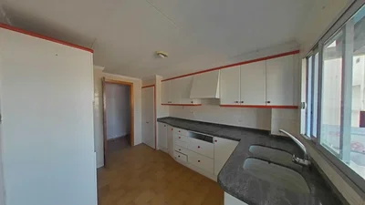 Cuisine; électroménager, carrelage, nécessite rénovation, lumière naturelle