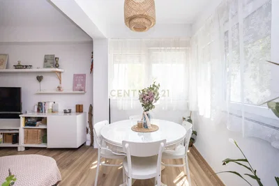 Salon; parquet, lumière naturelle, style moderne