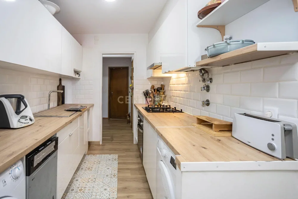 Cuisine; électroménager, parquet, carrelage, lumière naturelle
