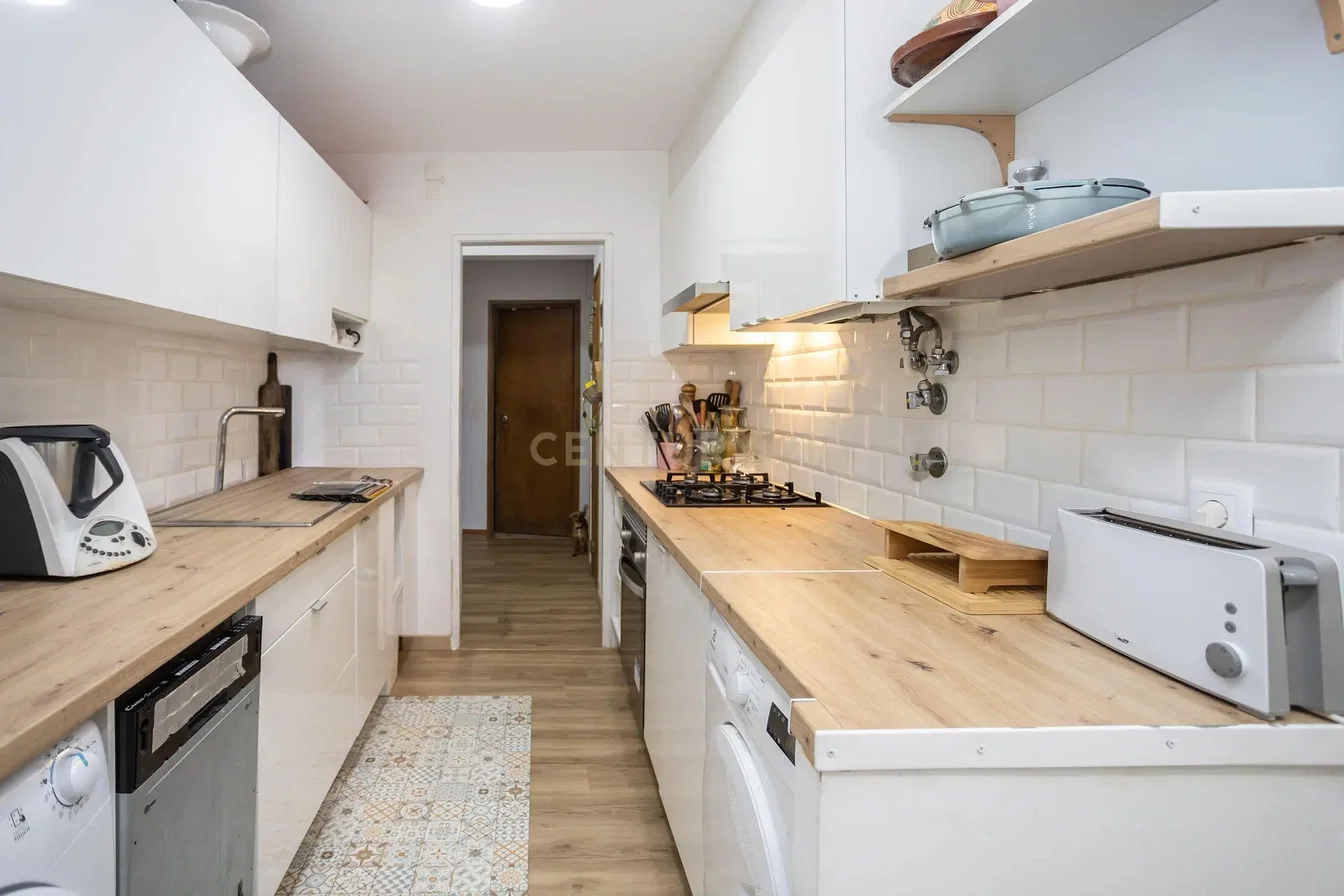 Cuisine; électroménager, parquet, carrelage, lumière naturelle
