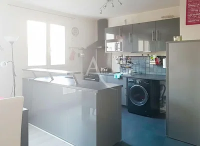 مطبخ; أجهزة المطبخ, ضوء طبيعي, أرضية من البلاط