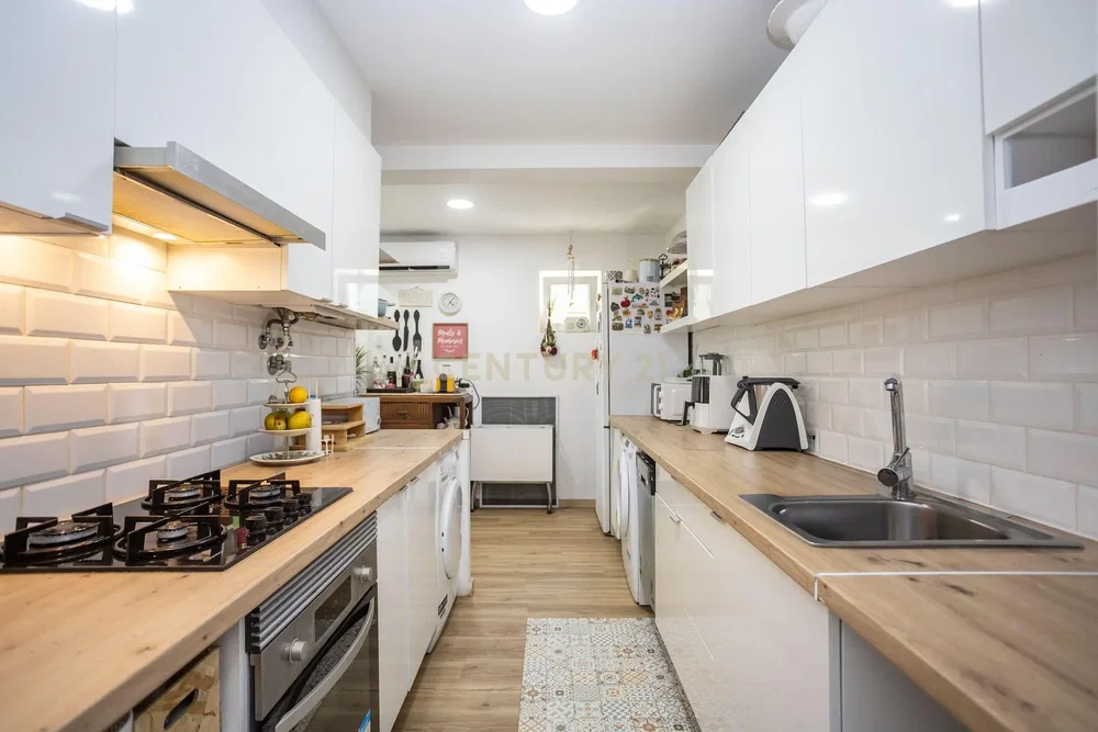 Cuisine; électroménager, parquet, carrelage, lumière naturelle, style moderne, rénové