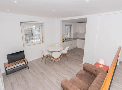 Salon; parquet, lumière naturelle, style moderne