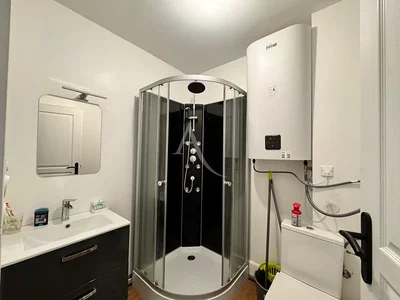 Bagno; pavimento in piastrelle, scaldabagno, luce naturale