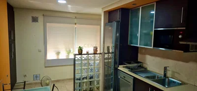 Cuisine; électroménager, carrelage, lumière naturelle