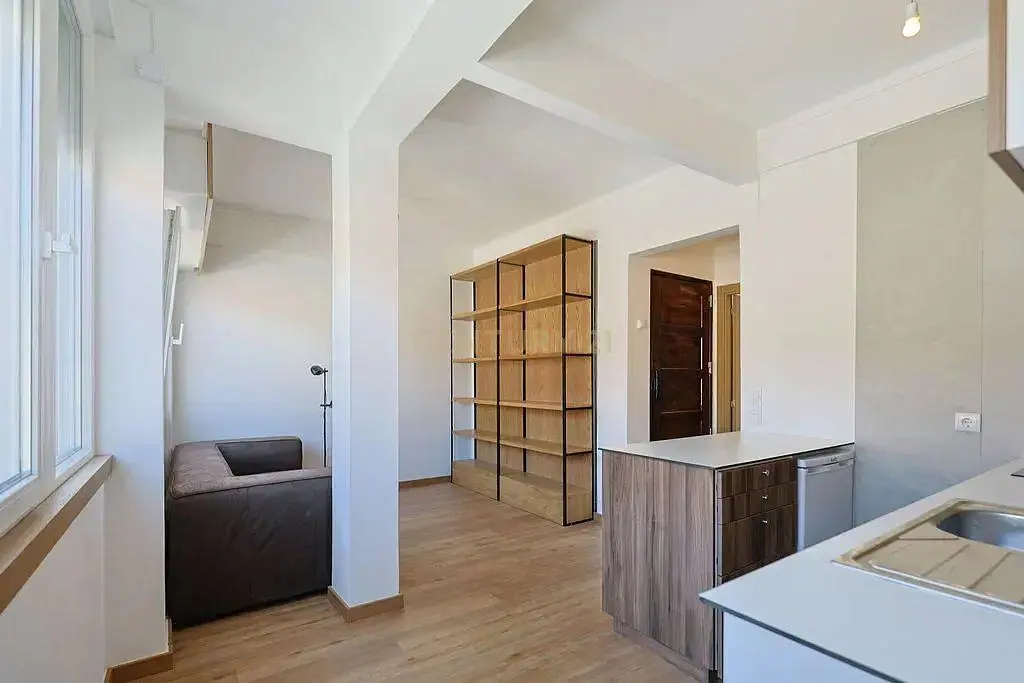 Cucina; elettrodomestici, pavimento in legno, luce naturale