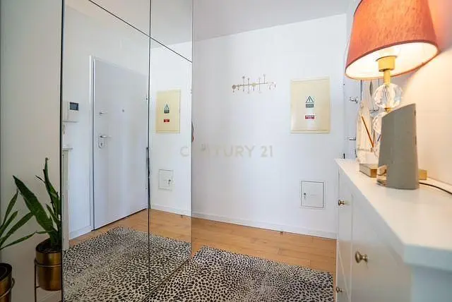 Garderobe; houten vloer, natuurlijk licht