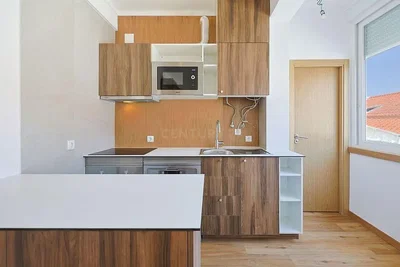 Cucina; elettrodomestici, pavimento in legno, luce naturale