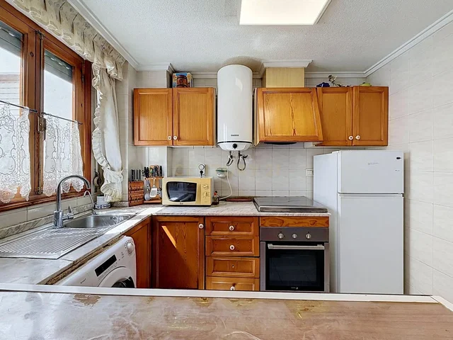 Кухиња; кухињски апарати, плочице, природно светло