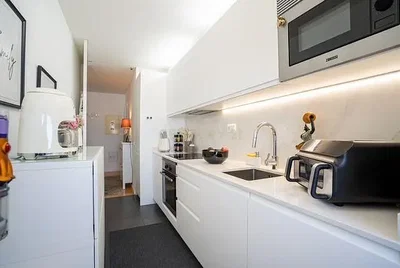 Cozinha; eletrodomésticos, chão de azulejo, luz natural, estilo moderno