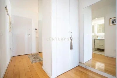 Garderobe; houten vloer, natuurlijk licht, gerenoveerd