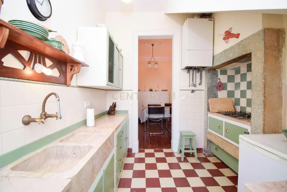 Cuisine; carrelage, nécessite rénovation