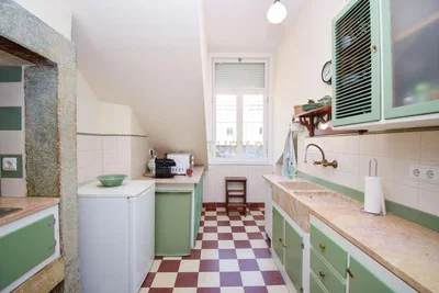 Cuisine; électroménager, carrelage, lumière naturelle