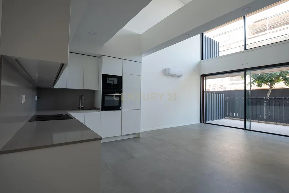Cocina; electrodomésticos, luz natural, suelo de baldosas, renovado