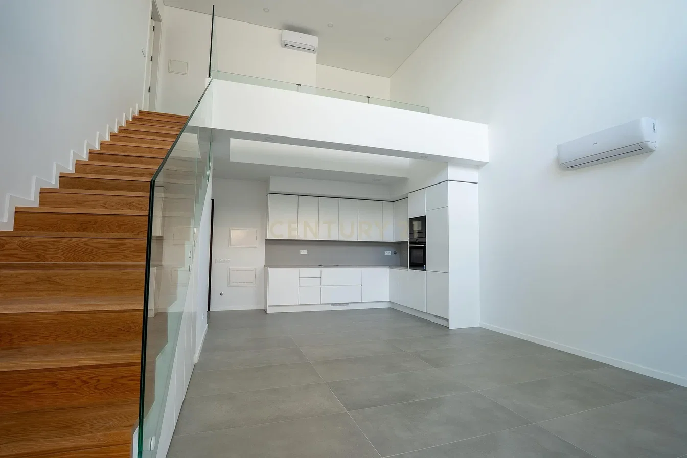 Salón; electrodomésticos, suelo de madera, suelo de baldosas, renovado, luz natural
