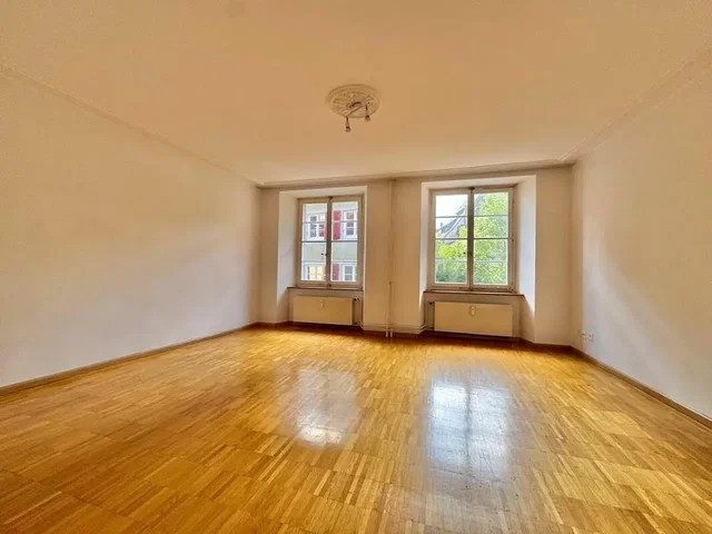 Obývací pokoj; dřevěná podlaha, přirozené světlo