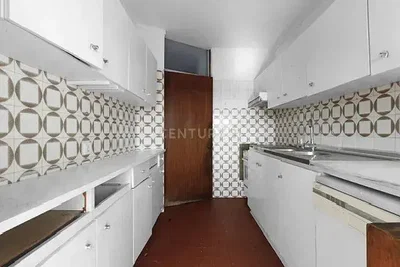 Кухиња; плочице, потребна реновација