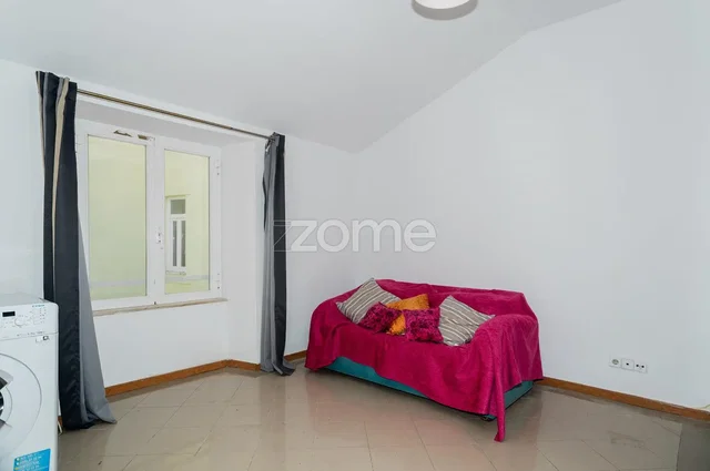 Ložnice; dlažba, přirozené světlo