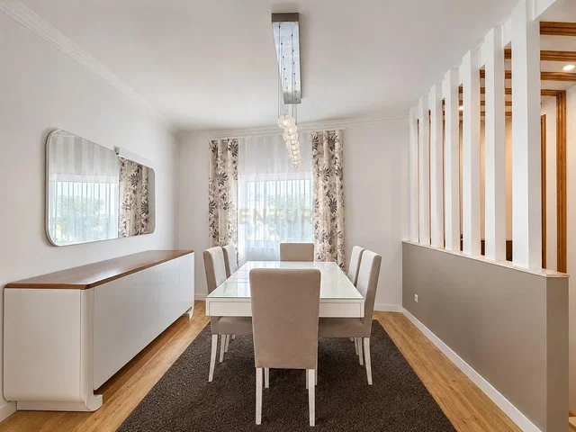 Soggiorno; pavimento in legno, luce naturale