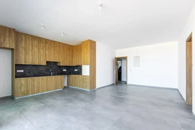 Cucina; pavimento in piastrelle, luce naturale