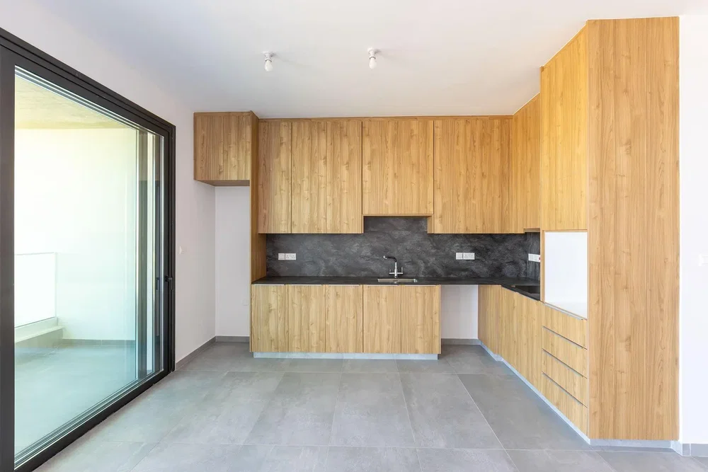 Cucina; elettrodomestici, pavimento in piastrelle, luce naturale
